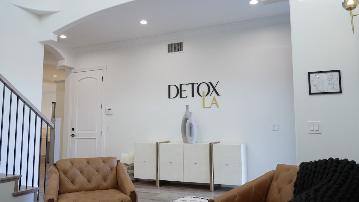 DetoxLA - Photo 1