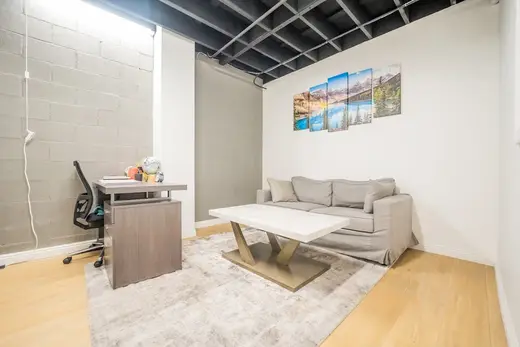 Cozy therapy room with sofa at Recovery Zone, an intensive outpatient program in Los Angeles.